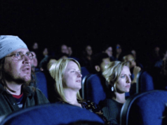 一部關於試圖警告我們的男人的完美 R 級電影