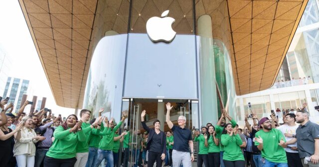 Tim-Cook-opens-Apple-BKC.jpeg