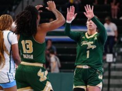 隨著全國教練搜尋的開始,南佛羅裡達大學拒絕了季後賽機會