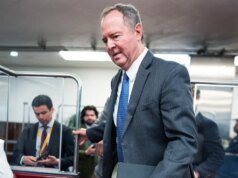 特里西亞的丈夫麥克勞克林要求參議院民主黨人就合約指控道歉