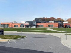 一名數學老師被發現死在巴爾的摩一所小學的教室裡。