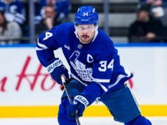 奧斯頓馬修斯在贏得金牌後受到多倫多球迷的起立鼓掌。