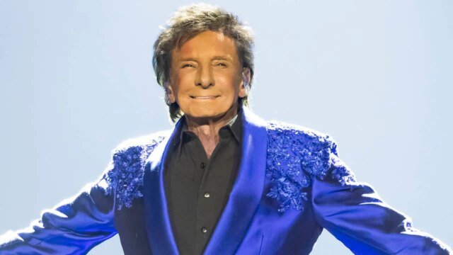 barry-manilow-stage-smiling.jpg