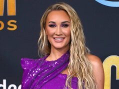 傑森·阿爾丁 (Jason Aldean) 的妻子佈列塔尼 (Brittany) 與粉絲分享春假比基尼照片