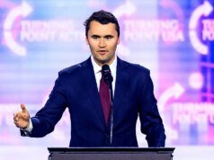 州長凱蒂·霍布斯反對查理紀念館車牌法案。柯克在亞利桑那州