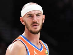 亞歷克斯卡魯索怎麼了?雷霆球星對上尼克隊時受傷退出更衣室