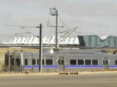 RTD 的 A 線在撞車損壞後更換為公車