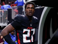 在獵鷹隊後衛小詹姆斯皮爾斯 (James Pierce Jr.) 因家庭暴力案件被捕之前,警方至少接到了 7 個有關他的電話。