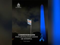 聯邦警察參加國際陣亡警察日,方尖碑亮起藍色燈光