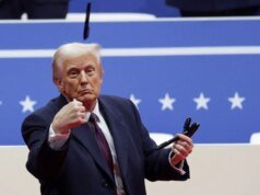 川普在一場病毒式的內閣會議上展示了他最喜歡的記號筆。