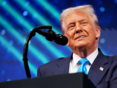 川普宣布他將出席今年的白宮記者晚宴。