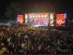 照片:El Artesano 在 Villa Ojo de Agua 的數千人面前重申了他的神秘面紗