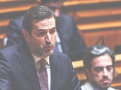 憲法幽靈徘徊在 100% 裁員變動上方