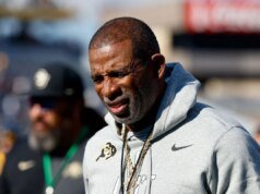 迪昂桑德斯追悼會宣布後,多明尼克龐德家人流淚