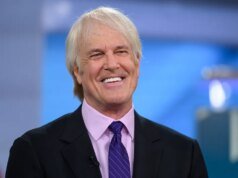 2015 年,約翰·泰什 (John Tesh) 在接受 18 個月的癌症預測後又活了 10 年