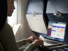 MacBook Air M5 配備了比之前型號更強大的充電器。