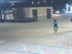 一名練習綜合格鬥的青少年在佛羅裡達州洗車場制服了一名持斧頭嫌疑犯。影片中捕捉到的