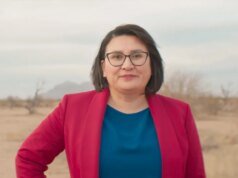 喬·門多薩 (Jo Mendoza) 在 2020 年亞利桑那州發表評論後否認支持警察撤資