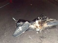 一名年輕女子被一輛失控的卡車撞死,一名摩托車手重傷