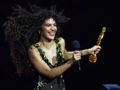 歌手奧利維亞·迪恩 (Olivia Deen) 在全英音樂獎上大獲全勝