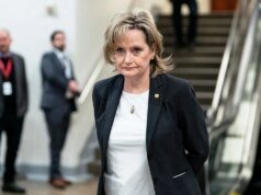辛蒂·海德·史密斯 (Cindy Hyde-Smith) 在密西西比州參議院席位之戰中與地方檢察官斯科特·科洛姆 (Scott Colom) 展開角逐。