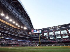 先前從達拉斯地區機場拆除的雕像現在在美國職棒大聯盟體育場找到了新家。