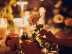 在 DTLA 舉辦的帶指導的花藝設計工作坊中抽一根煙,沉浸在鮮花之中