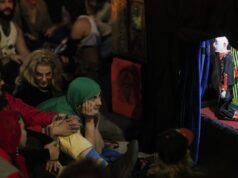 全能奧普木偶劇吸引大批觀眾來到洛杉磯街頭