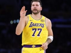 公牛隊的馬塔斯·布澤利斯與盧卡談論冷戰的教訓