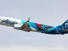 乘客在飛行期間試圖打開阿拉斯加航空機艙門後認罪