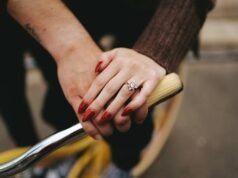 為什麼情侶選擇獨特的訂婚方式