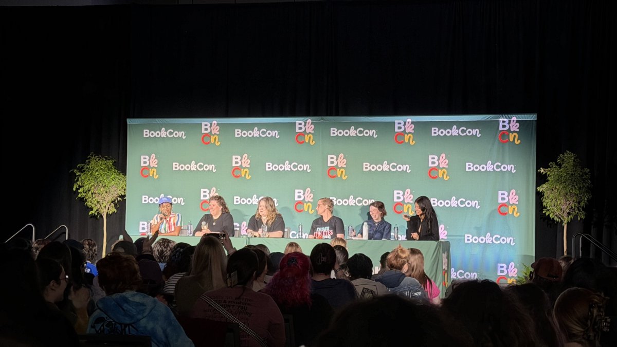 在 2026 年 BookCon 上，雷切爾·里德 (Rachel Reid) 和斯蒂芬妮·阿切爾 (Stephanie Archer) 談論曲棍球浪漫史的成功以及曲棍球類型和運動的未來