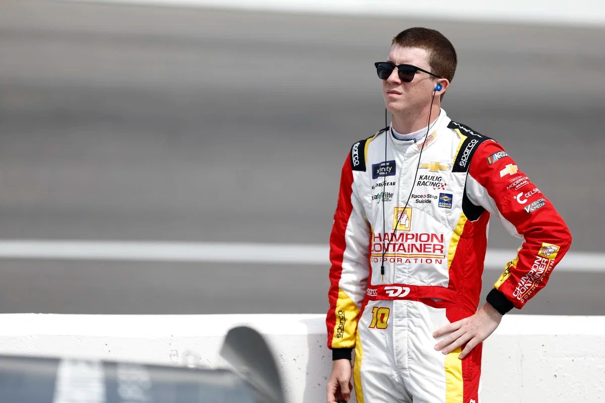 丹尼爾戴 (Daniel Dye) NASCAR 懸吊核心車手打破了長達數週的沉默