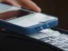 影片展示如何在受控條件下從鎖定的 iPhone 中竊取 10,000 美元