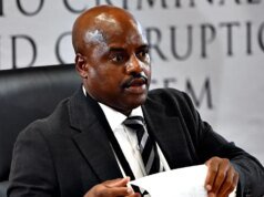 被停職的警察局長頭上被塞了紙巾,腐敗調查暫停了一段時間