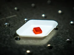 這些廉價的太陽能電池工作得更好,因為它們有缺陷