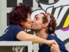 名人安娜·羅比·瓦克斯 (Anna Robbie Wax) 和湯姆·里德·威爾遜 (Tom Read Wilson) 共同主持英國 LGBT 獎