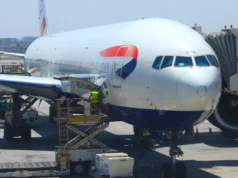 英國航空新機組人員部署緊急滑梯緻美國航班延誤 6 小時