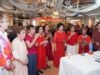 九位慶祝者以感恩和團契慶祝他們的生日