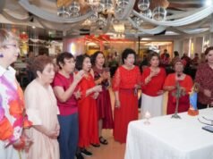 九位慶祝者以感恩和團契慶祝他們的生日