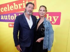 57 歲的 90 年代超模克里斯蒂·特靈頓 (Christy Turlington) 與丈夫埃德·伯恩斯 (Ed Burns) 罕見地出現在紅地毯上,看起來一如既往的華麗