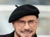 約翰屈伏塔 (John Travolta) 解釋了這一造型在坎城影展上受到粉絲們的熱烈追捧後迅速走紅