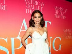 47 歲的凱蒂·赫爾姆斯 (Katie Holmes) 與母親一起在紐約參加芭蕾舞晚會,她看起來完美無缺,但她很少見到母親……周圍有整容手術的傳言