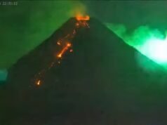 觀看一顆耀眼的流星劃過菲律賓一座正在噴發的火山上空的令人驚嘆的時刻——這種罕見的現象讓旁觀者“震驚”