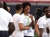 美國國家隊 (USMNT) 的克里斯理查茲 (Chris Richards) 坐在替補席上參加分區聯賽決賽