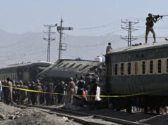 巴基斯坦一列火車脫軌爆炸 至少14人死亡