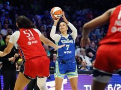 佩奇·布克斯 (Paige Bueckers) 在戰勝神秘隊的比賽中帶領翼隊進攻均衡