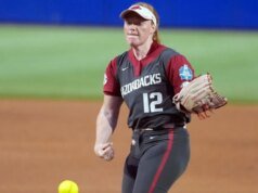 UCLA 在 WCWS 中打出 4 支全壘打擊敗阿肯色大學