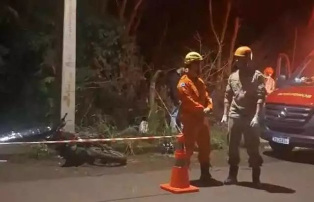一名男子在蓬塔波拉的摩托車撞上電線桿後死亡