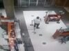 一名警衛在醫院照顧一名隱形病人